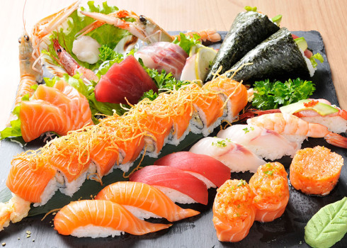 Sushi sashimi Umami - 6 nigiri, 4 uramaki speciali, 2 gunkan, 12 sashimi, 2 scampi, 1 capasanta, tartare di salmone