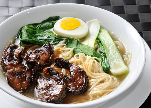 xunyu ramen - pesce affumicato, polpette di pesce, tofu fritto, pak choy