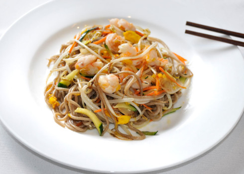 Yaki Soba - Pasta di grano saraceno saltata con verdure, uova, gamberi 